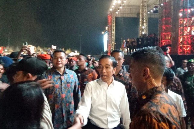 Presiden Joko Widodo menghadiri konser bertajuk 'Musik Untuk Republik'. Foto: Aria Pradana/kumparan