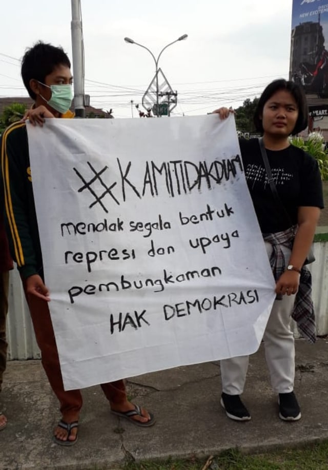 Salah satu poster yang dibawa dalam aksi Gerakan Pelajar Yogyakarta, di Bundaran UGM, Minggu (20/10/2019). Foto: Dionysius