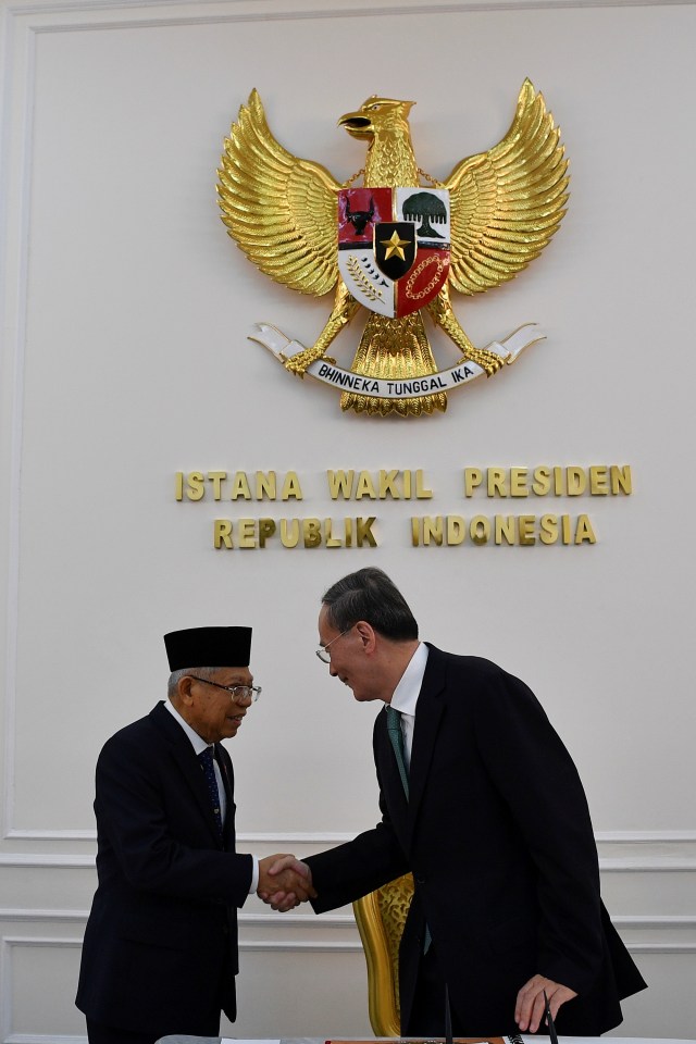 Wakil Presiden Ma'ruf Amin (kiri) berjabat tangan dengan Wakil Presiden China Wang Qishan (kanan) dalam kunjungan kehormatan di Istana Wakil Presiden, Jakarta.  Foto: ANTARA FOTO/Nova Wahyudi