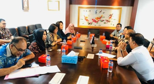 Komisi IV DPRD Kota Manado saat berkonsultasi di Ditjen Guru dan Tenaga Kependidikan di gedung Kementerian Pendidikan dan Kebudayaan (Kemendikbud) dalam agenda kunjungan kerja. Komisi IV menanyakan regulasi terkait guru honorer 