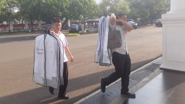 Sejumlah kemeja putih dibawa ke dalam Istana Negara, Jakarta. Foto: Dok. Istimewa 