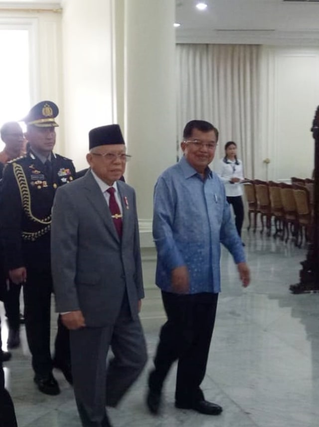 Wakil Presiden Ma'ruf Amnin (kedua kanan) bersama Jusuf Kalla dalam acara serah terima memori jabatan di Istana Wakil Presiden, Jakarta.  Foto: Nadia Riso/kumparan 