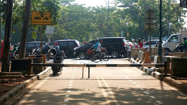 Portal yang dibuat agar tidak sembarang kendaraan yang bisa masuk selain sepeda di Kawasan Kanal Banjir Timur. Foto: Iqbal Firdaus/kumparan