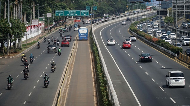 Suasana lalu lintas di kawasan gedung DPR, Jakarta, Senin (21/10/2019), Foto: Jamal Ramadhan/kumparan