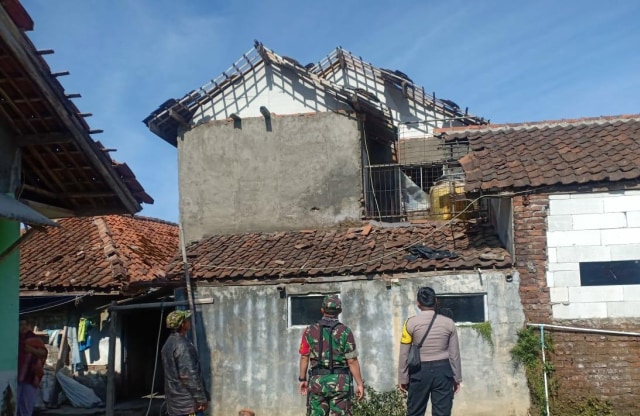 Rumah warga di Desa Argalingga, Kecamatan Argapura, Kabupaten Majalengka, Jawa Barat rusak akibat terjangan angin Gunung. Sejumlah warga membersihkan puing reruntuhan pada Senin (21/10). (Oki)