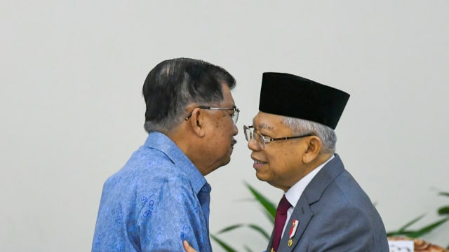 Wakil Presiden Ma'ruf Amin (kanan) dan Jusuf Kalla saat menghadiri acara penyerahan memori jabatan Wakil Presiden di Istana Wakil Presiden, Jakarta.  Foto: ANTARAFOTO/Galih Pradipta