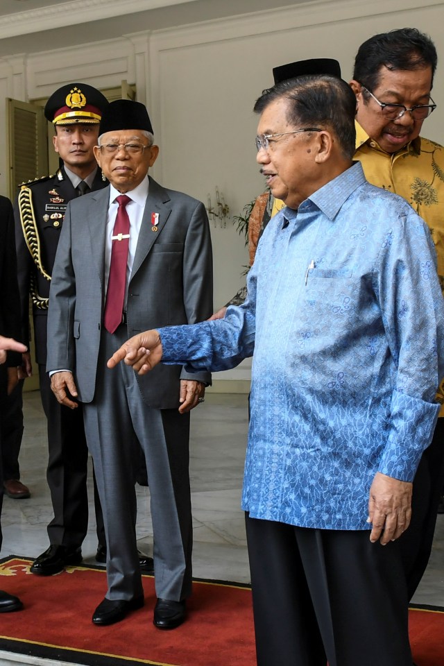 Wakil Presiden Ma'ruf Amin (kiri) dan Jusuf Kalla saat menghadiri acara penyerahan memori jabatan Wakil Presiden di Istana Wakil Presiden, Jakarta.  Foto: ANTARAFOTO/Galih Pradipta