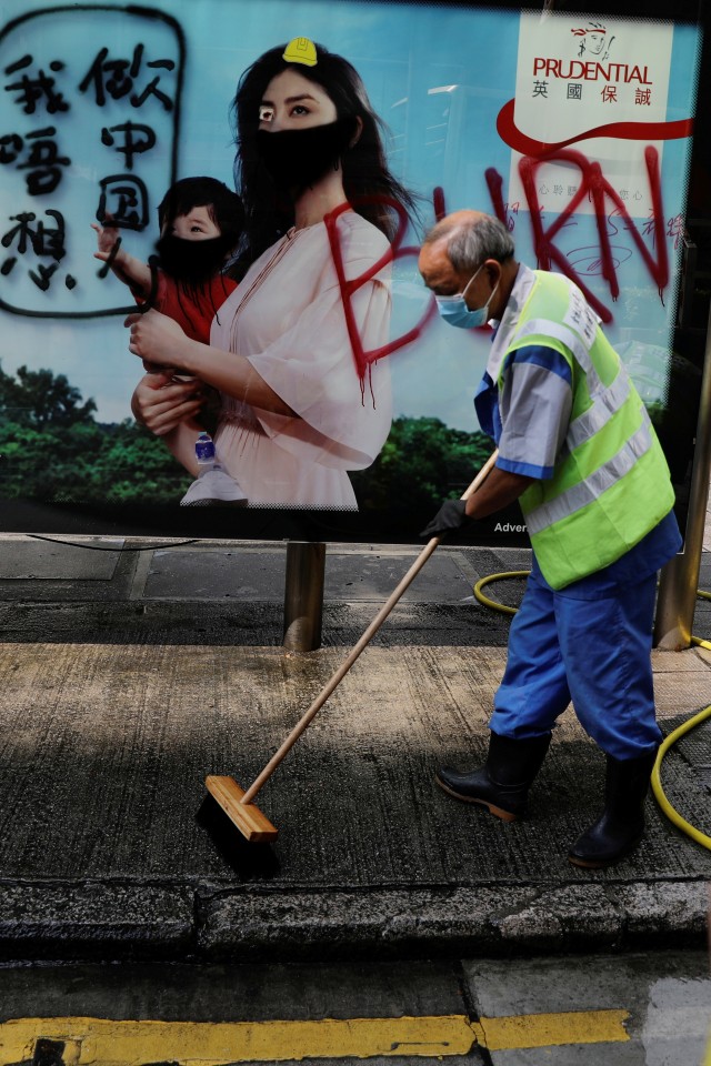 Petugas membersihkan jalan di luar Masjid Kowloon dan Islamic Center di Hong Kong Tsim Sha Tsui, China, Senin (21/10/2019). Foto: REUTERS/Ammar Awad