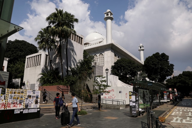 Foto: Kena Meriam Air Polisi, Masjid Kowloon di Hong Kong Dibersihkan (747170)