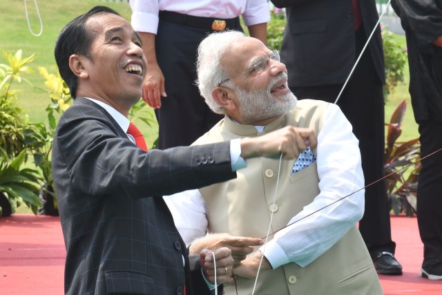 Presiden Indonesia Joko Widodo (kiri) dan Perdana Menteri India Narendra Modi menerbangkan layang-layang mereka di pameran layang-layang India-Indonesia di Monumen Nasional di Jakarta pada 30 Mei 2018. Foto: AFP/GOH CHAI HIN