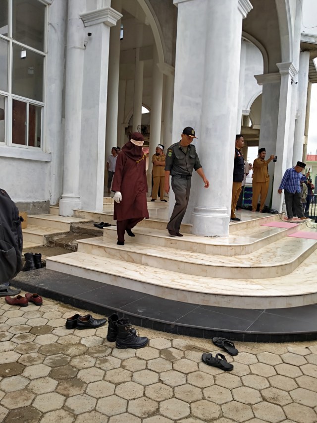 Empat lelaki jalani hukuman cambuk akibat main judi batu domino di halaman masjid Babuttaqwa, Batoh, Banda Aceh. Foto: Zuhri Noviandi/kumparan