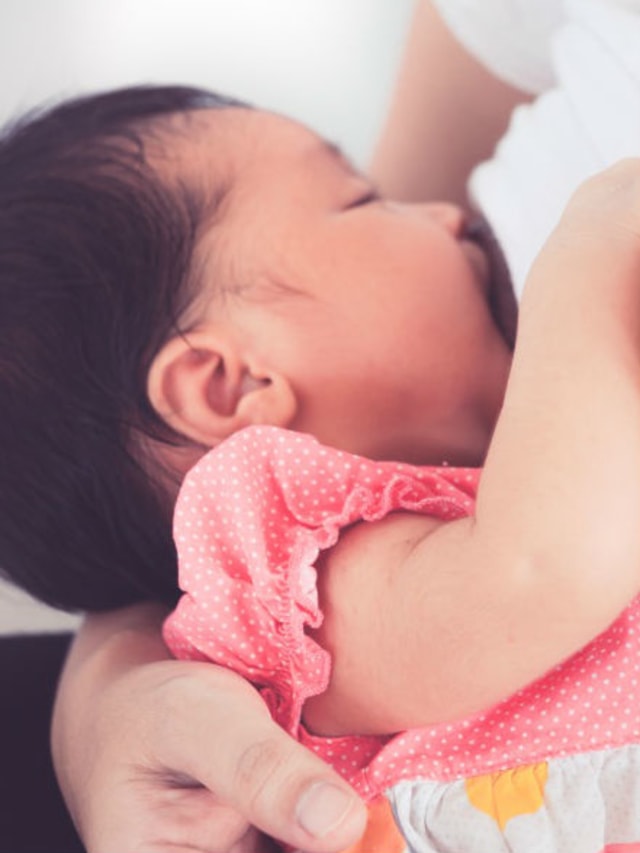Ilustrasi ibu menyusui bayinya. Foto: Shutterstock