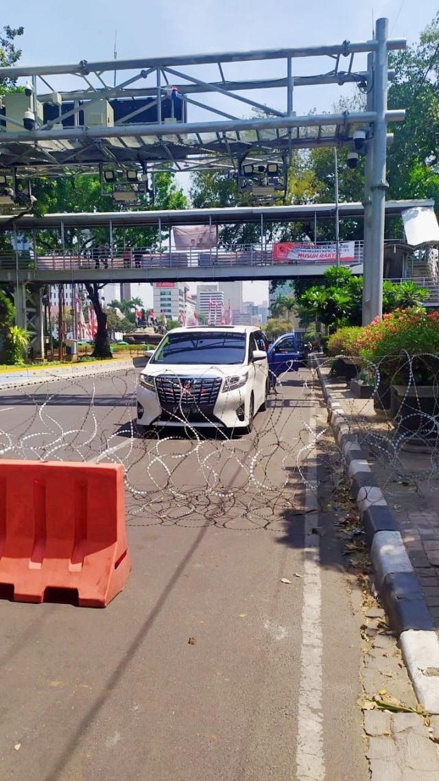Kawat berduri di Jalan Medan Merdeka Barat, Jakarta, Senin (21/10/2019). Foto: Maulana Ramadhan/kumparan