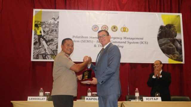 Kapolda Sulteng Brigjend Pol Drs. Lukman Wahyu Hariyanto saat bersalam komando dengan Chief Of Operations ICITAP Indonesia John Ruffcorn (Mantan Kepala Kepolisian California 2011 – 2018). Foto: Dok. Humas Polda Sulteng