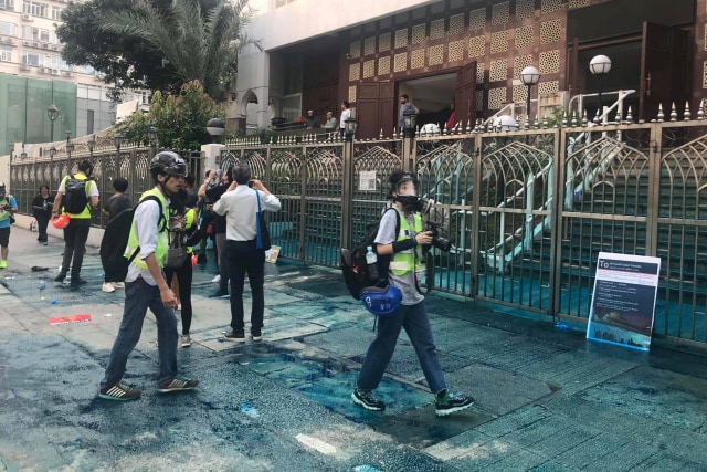 Foto: Kena Meriam Air Polisi, Masjid Kowloon di Hong Kong Dibersihkan (747164)