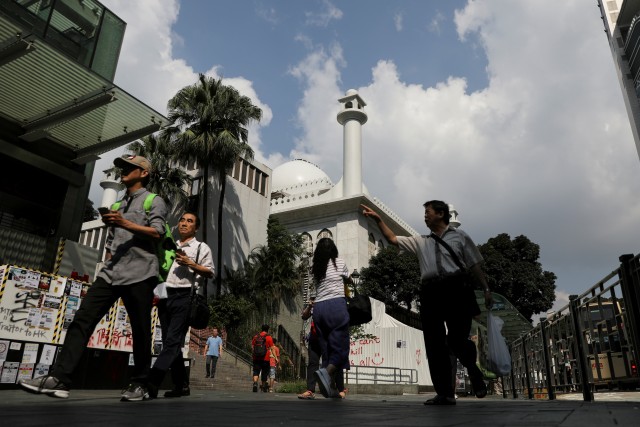Foto: Kena Meriam Air Polisi, Masjid Kowloon di Hong Kong Dibersihkan (747171)