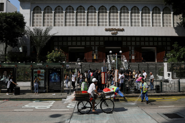 Foto: Kena Meriam Air Polisi, Masjid Kowloon di Hong Kong Dibersihkan (747172)