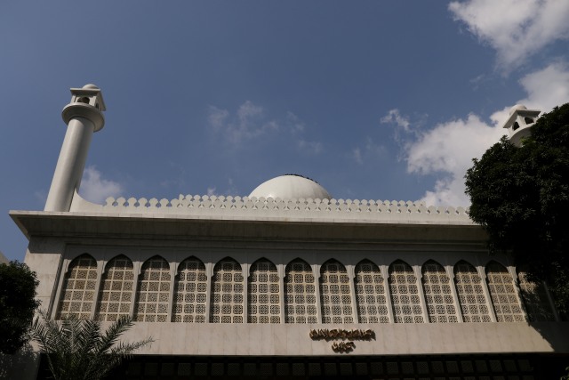 Suasana di luar Masjid Kowloon dan Islamic Center di Hong Kong Tsim Sha Tsui, China, Senin (21/10/2019). Foto: REUTERS/Ammar Awad