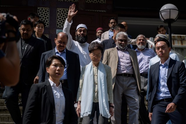 Foto: Kena Meriam Air Polisi, Masjid Kowloon di Hong Kong Dibersihkan (747174)