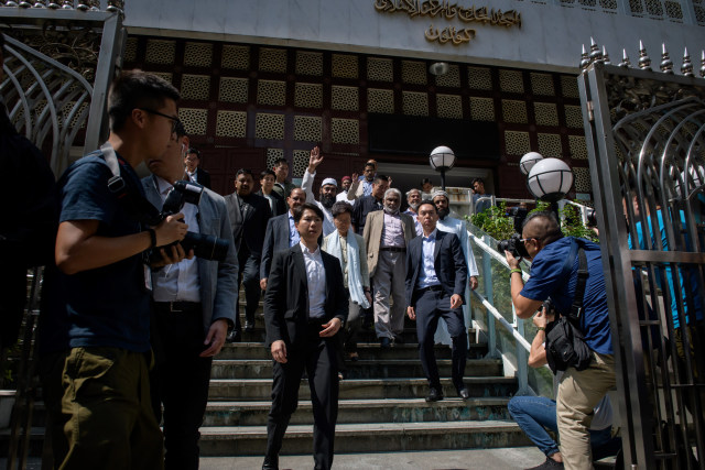 Foto: Kena Meriam Air Polisi, Masjid Kowloon di Hong Kong Dibersihkan (747175)