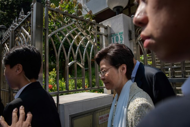 Foto: Kena Meriam Air Polisi, Masjid Kowloon di Hong Kong Dibersihkan (747173)