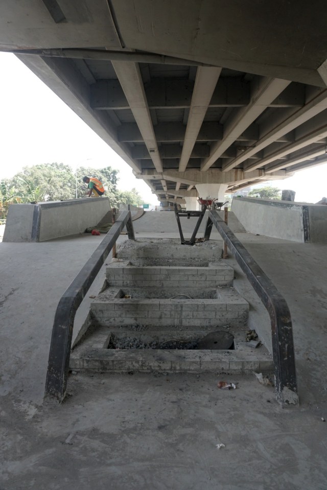 Lintasan Skatepark di bawah flyover Pasar Rebo, Jakarta Selatan, Senin (21/10). 
 Foto: Iqbal Firdaus/kumparan 