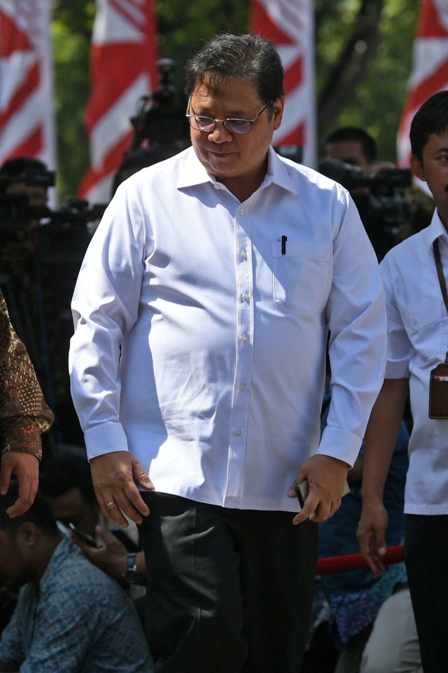Ketua Umum Partai Golkar yang juga mantan Menteri Perindustrian Airlangga Hartarto saat meninggalkan Kompleks Istana Kepresidenan di Jakarta. Foto: ANTARA FOTO/Wahyu Putro A