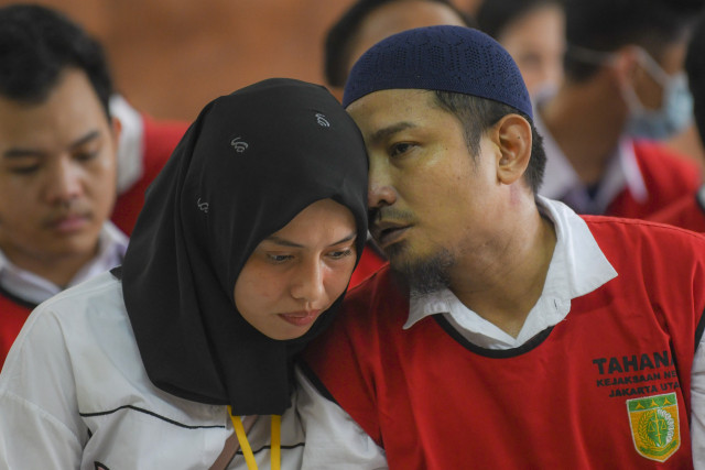 Terdakwa kasus tindak pidana narkoba Zulkifli alias Zul zivilia dan istrinya berbincang sebelum menjalani sidang tuntutan di Pengadilan Negeri Jakarta Utara. Foto: ANTARA FOTO/Nova Wahyudi