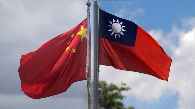 Kolase foto: Bendera China dan Taiwan. Foto: AFP