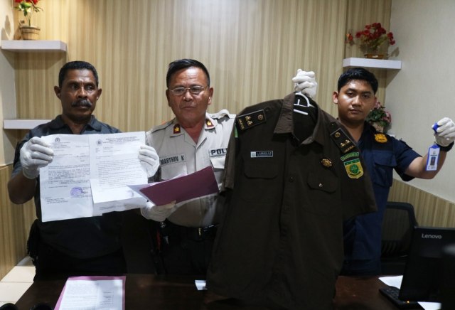 Polisi memperlihatkan atribut dan kartu identitas yang digunakan pelaku jaksa gadungan. (Foto Polres Jayapura Kota)