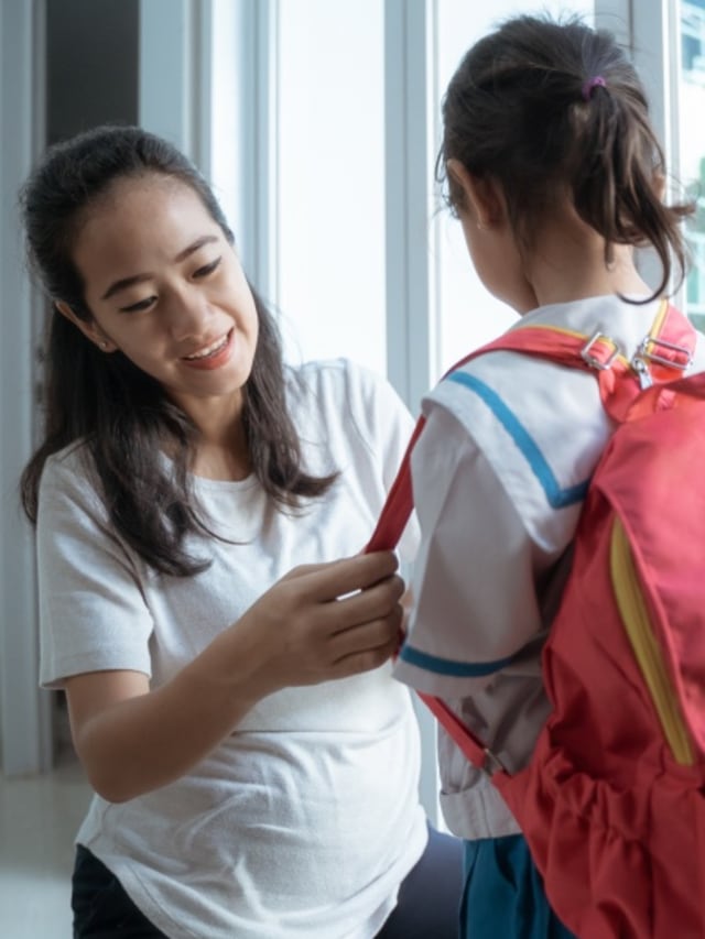 Ibu menyiapkan anak berangkat sekolah Foto: Shutterstock