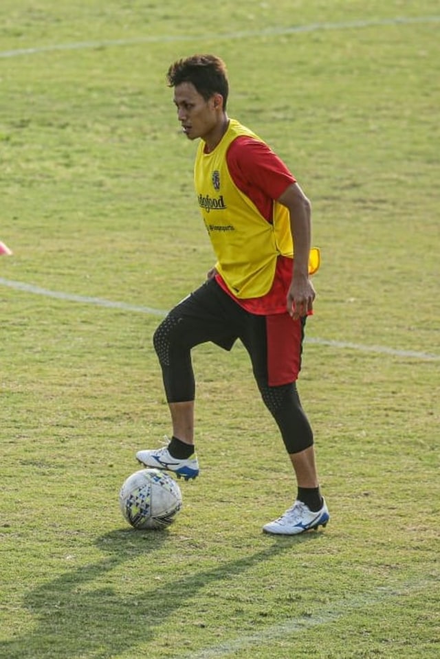 Bek Bali United, Dias Angga Putra, menjalani sesi latihan tim. Foto: dok. Bali United