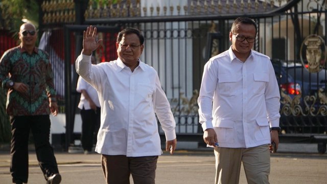 Prabowo Subianto dan Edhy Prabowo tiba di Kompleks Istana Kepresidenan, Jakarta.  Foto: Kevin S. Kurnianto/kumparan 