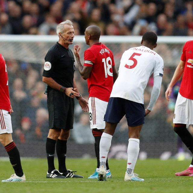 Martin Atkinson memimpin laga Man. United versus Liverpool. Foto: REUTERS/Russell Cheyne 