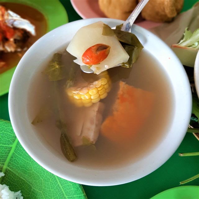 Sayur asam di Warung Betawi Haji Muhayar Foto: Azalia Amadea/Kumparan