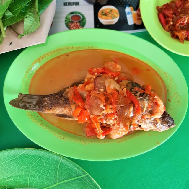 Pecak ikan mas di Warung Betawi Haji Muhayar Foto: Azalia Amadea/Kumparan