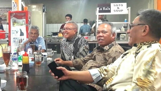 Menteri PUPR Basuki Hadimuljono (kedua dari kanan) makan siang bersama jajarannya di Kantin Kementerian PUPR. Foto: Dok. Kementerian PUPR