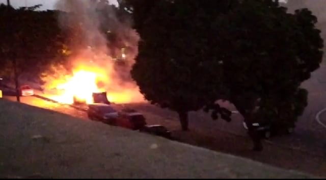 Kobaran api dari mobil kepolisian yang dibakar massa di Laga PSIM Yogyakarta vs Persis Solo di Mandala Krida, Senin (21/10/2019). Foto: Istimewa 