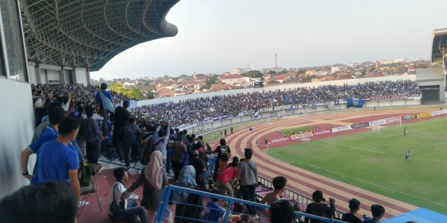 Suasana laga PSIM Yogyakarta vs Persis Solo di Stadion Mandala Krida, Senin (21/10/2019). Foto: atx.