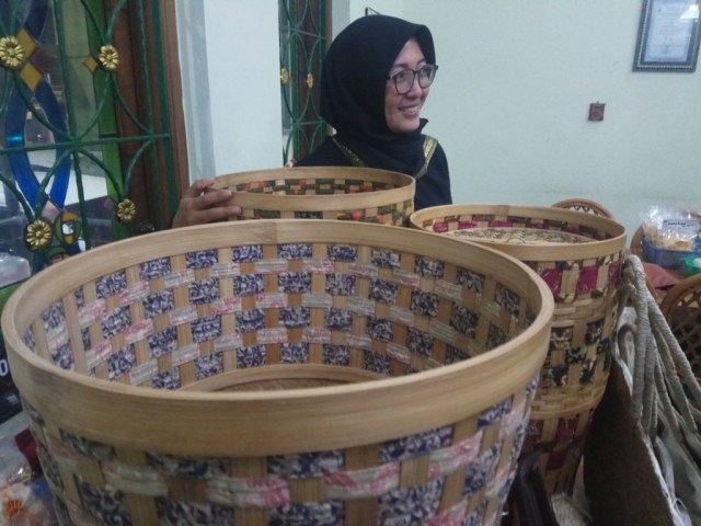 Pengembangan Batik Janari dikombinasikan dengan kesenian kerajinan tangan dari anyaman bambu. (Andri)