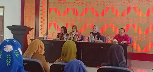 Ketua Dekranasda Riana Sari Pimpin Rapat Persiapan Festival Batik Lampung, Senin (21/10) | Foto : Humas Pemprov Lampung