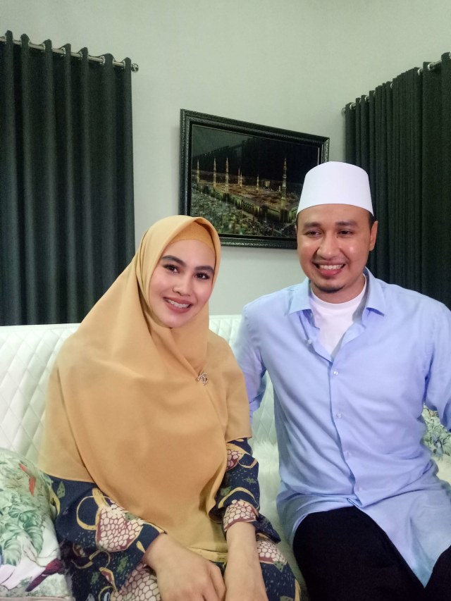 Kartika Putri dan Habib Usman bin Yahya di kediamannya di kawasan Cipete, Jakarta Selatan, Senin (21/10). Foto: DN Mustika Sari/kumparan