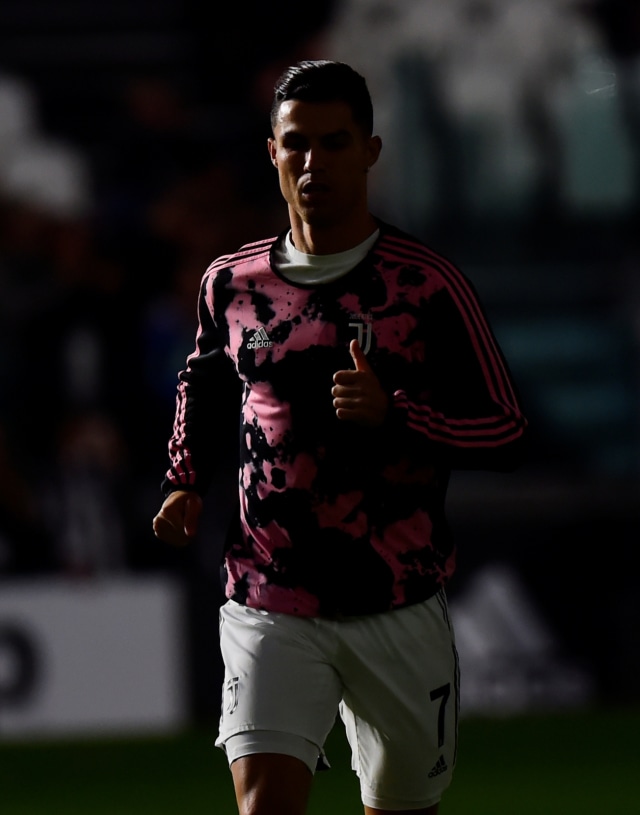 Cristiano Ronaldo melakukan pemanasan jelang laga vs Bologna. Foto: Reuters/Massimo Pinca
