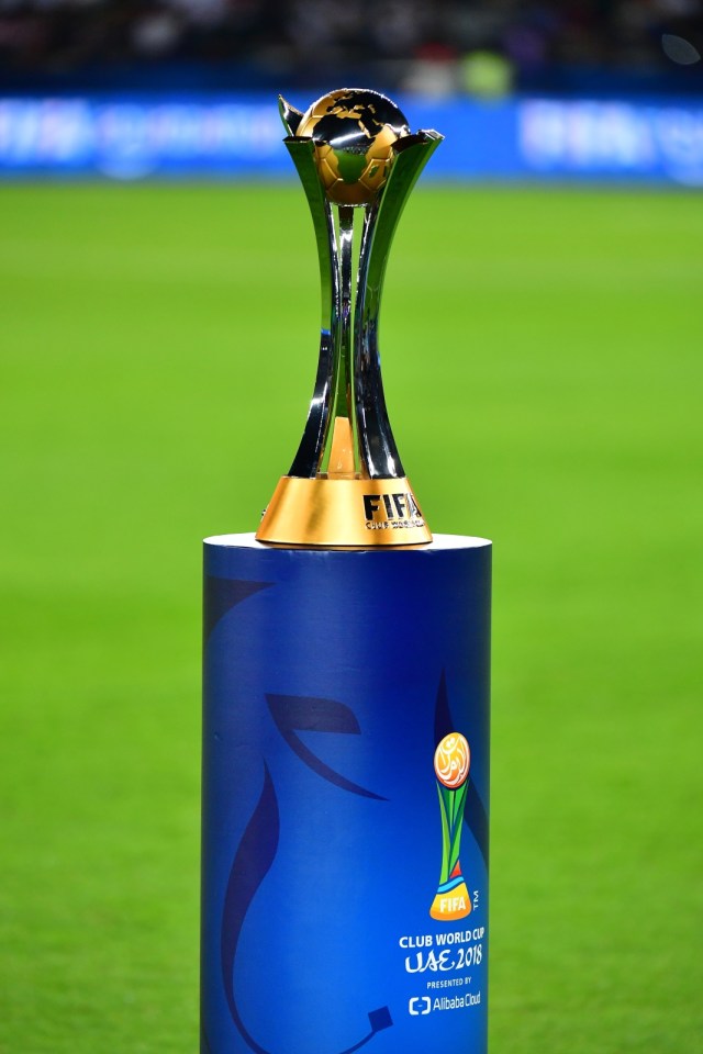 Trofi Piala Dunia Antarklub dipamerkan di Stadion Al Ain, Uni Emirat Arab. Foto: AFP/Giuseppe Cacace
