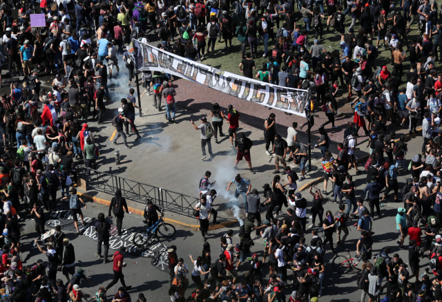 Kondisi saat demo di Concepcion, Chili, Senin (21/10/2019). Foto: REUTERS/Ivan Alvarado