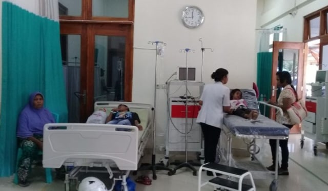 Dokter sedang melakukan pemeriksaan pasien di RSUD Komodo, Kabupaten Manggarai Barat. Foto: Istimewa. 