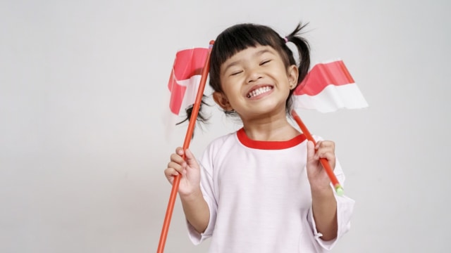 Ilustrasi anak memegang bendera merah putih Foto: Shutterstock