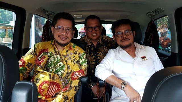 Syahrul Yasin Limpo berpose sebelum berangkat ke Istana Negara didampingi adiknya dan besannya, (Foto: ist).
