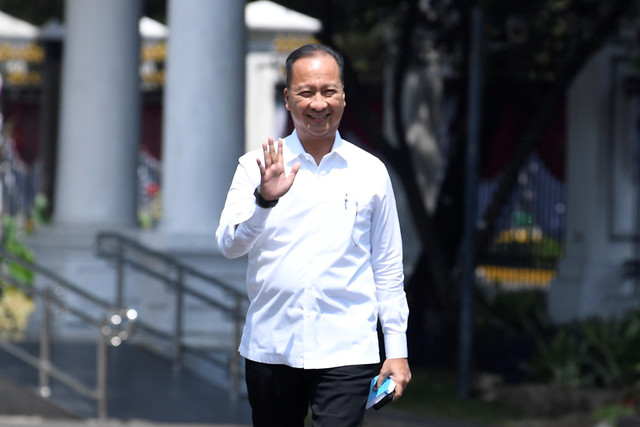 Politisi partai Golkar yang juga mantan Menteri Sosial Agus Gumiwang melambaikan tangan saat tiba di Kompleks Istana Kepresidenan di Jakarta, Selasa (22/10/2019). Foto: ANTARA FOTO/Puspa Perwitasari