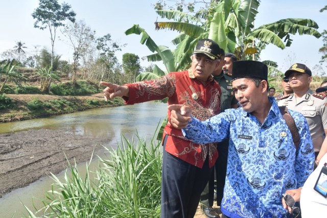 Bupati Malang Sanusi (kiri) dalam sebuah kesempatan. Foto dokumen. 